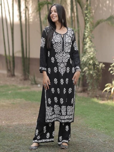 Beautiful Cotton-Mul kurti in Angrakha style. Paired with white cotton  pant. Embellishe… | Pakistani dress design, Designer dresses indian, Indian  fashion dresses